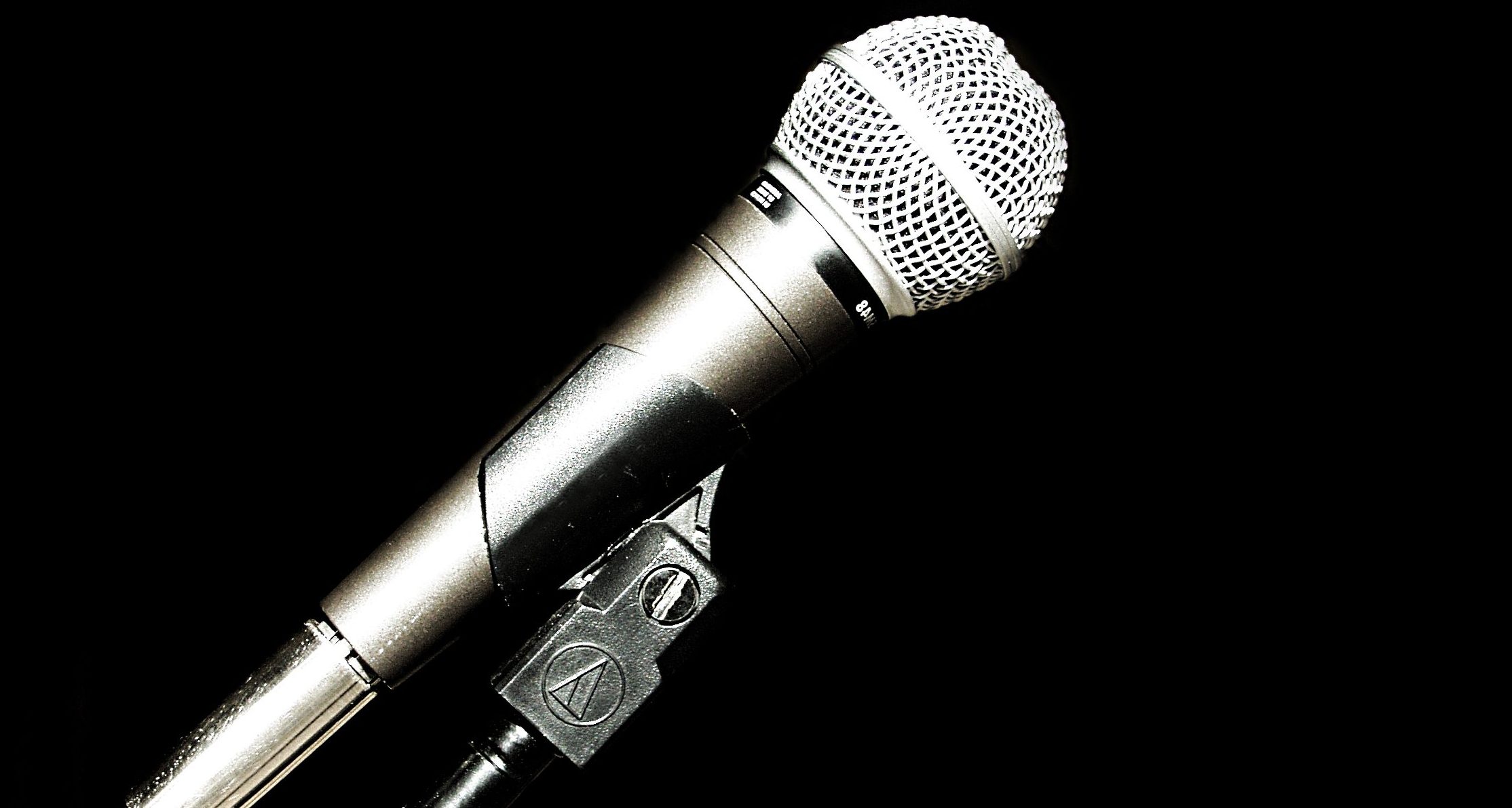 Бесплатный программы микрофон. Микрофон в студии. Микрофон Эстетика. Открытый микрофон. Микрофон беспроводной.