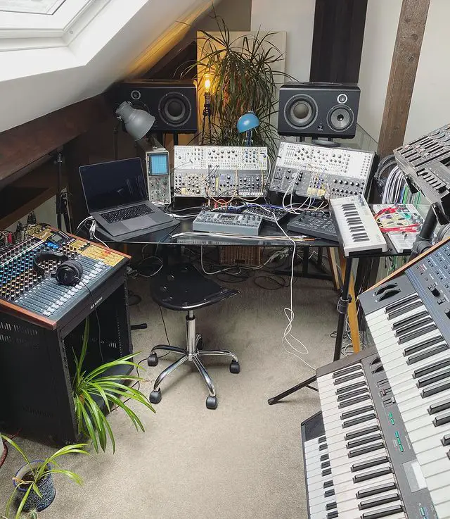 Get Inspired with 31 Home Studio Setups ⋆ Hear the Music Play